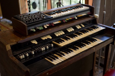 Roland SH1000 synthesizer synth and Hammond L100 tonewheel organ